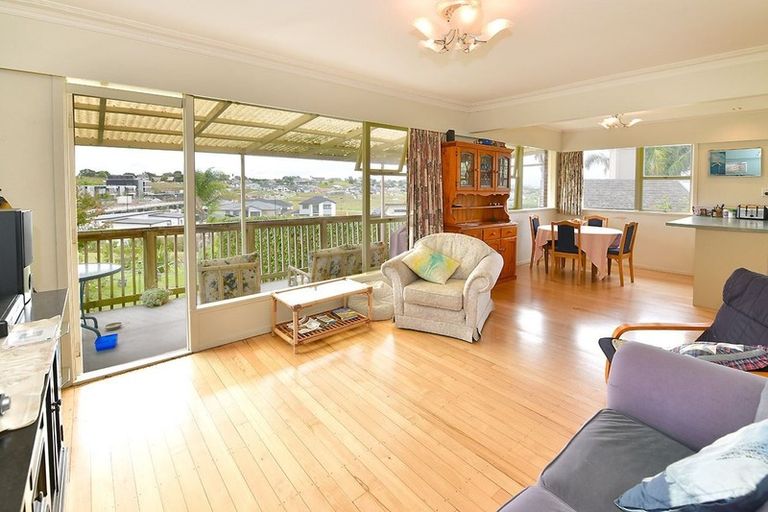 Photo of property in 14 Tawhana Crescent, Red Beach, 0932
