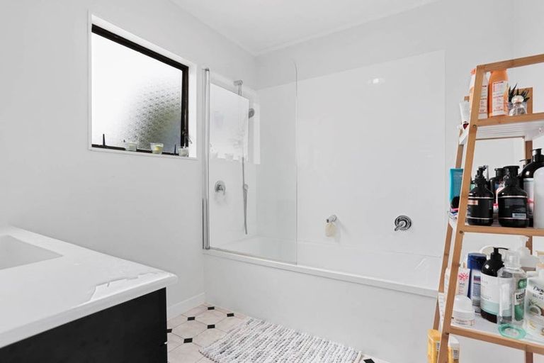Photo of property in 9 Peterhouse Place, West Harbour, Auckland, 0618