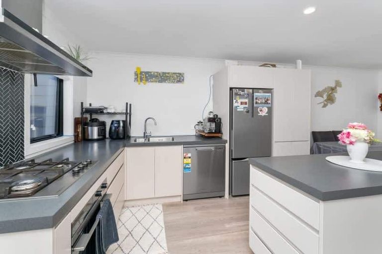 Photo of property in 19/9 Surrey Street, Tawa, Wellington, 5028