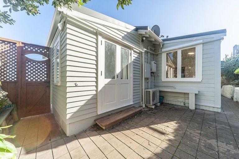 Photo of property in 33 Moa Point Road, Moa Point, Wellington, 6022