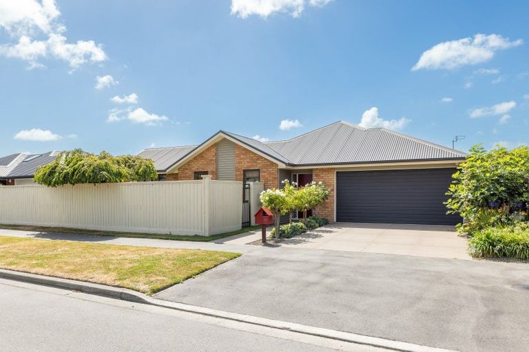 Photo of property in 15 Coolspring Way, Redwood, Christchurch, 8051