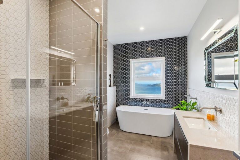 Photo of property in 7 Promontory Crescent, Newlands, Wellington, 6037