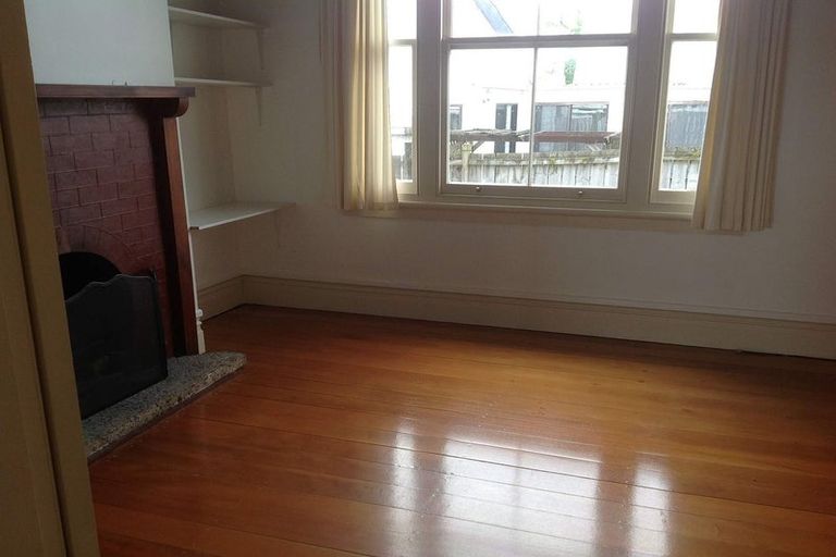 Photo of property in 4 Fairfax Avenue, Northcote, Auckland, 0627