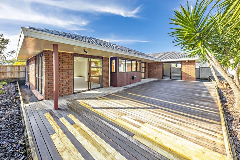 Photo of property in 16 Voltaire Court, Botany Downs, Auckland, 2010