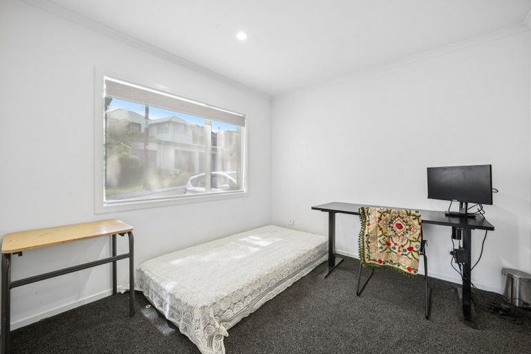 Photo of property in 18 Lyndfield Lane, Newlands, Wellington, 6037