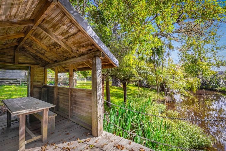 Photo of property in 252 Boord Crescent, Kumeu, 0891