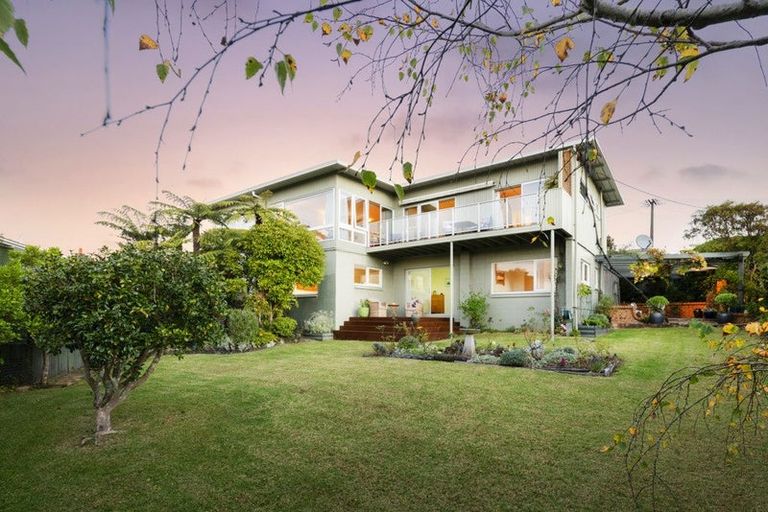 Photo of property in 1/47 Eastcliffe Road, Castor Bay, Auckland, 0620