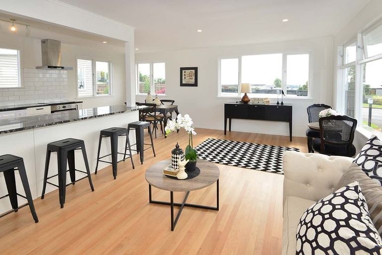 Photo of property in 1/694 East Coast Road, Pinehill, Auckland, 0632