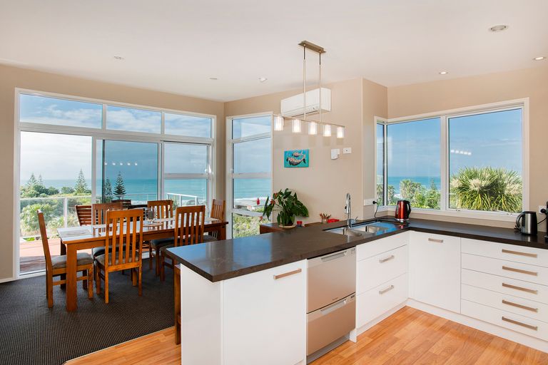 Photo of property in 30 Sirrah Street, Okitu, Gisborne, 4010