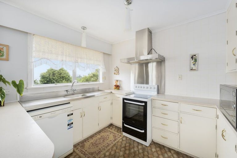 Photo of property in 8 Fowey Avenue, Te Atatu South, Auckland, 0610