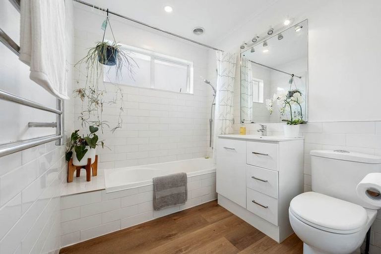 Photo of property in 2/18 Kenmure Avenue, Forrest Hill, Auckland, 0620