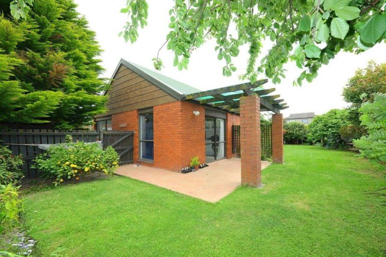 Photo of property in 2 Harkness Place, Avonhead, Christchurch, 8042