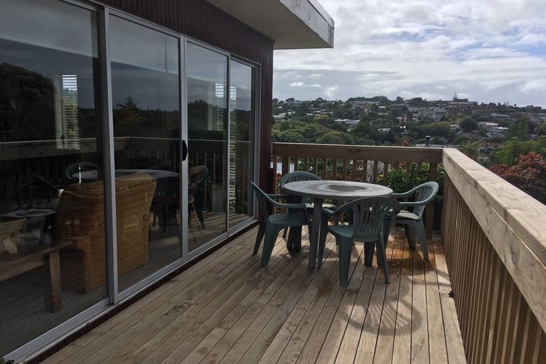 Photo of property in 2/16 Shanaway Rise, Hillcrest, Auckland, 0627