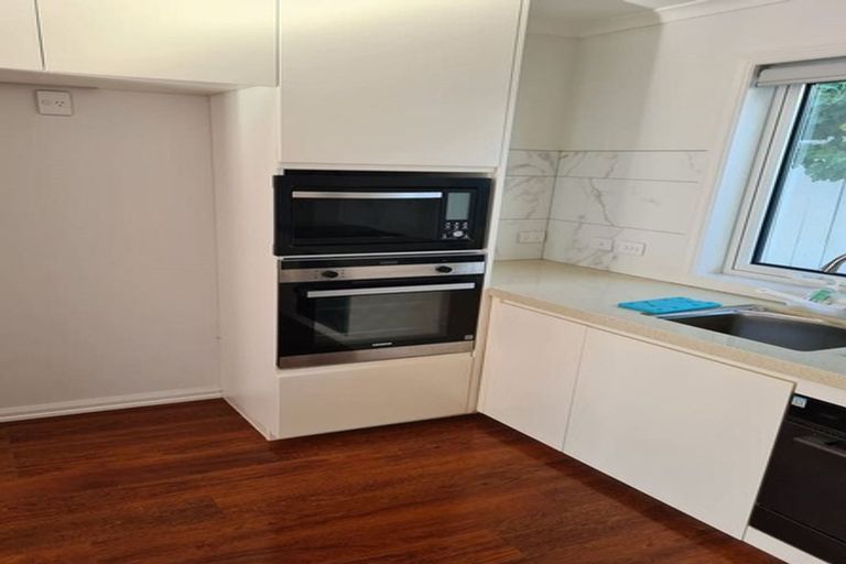 Photo of property in 36 Trias Road, Totara Vale, Auckland, 0629