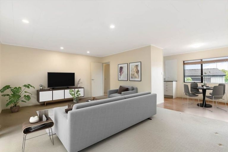 Photo of property in 32 Aviemore Drive, Highland Park, Auckland, 2010