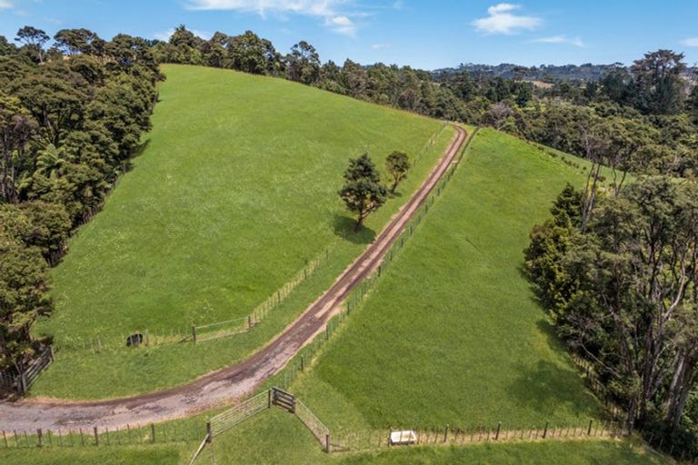 Photo of property in 34 Awhiorangi Promenade, Swanson, Auckland, 0816