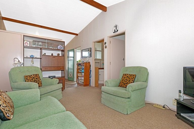 Photo of property in Orange Grove Flats, 2/549 Childers Road, Te Hapara, Gisborne, 4010