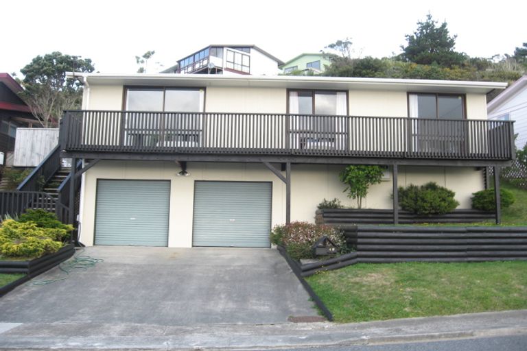 Photo of property in 48 Chapman Street, Newlands, Wellington, 6037