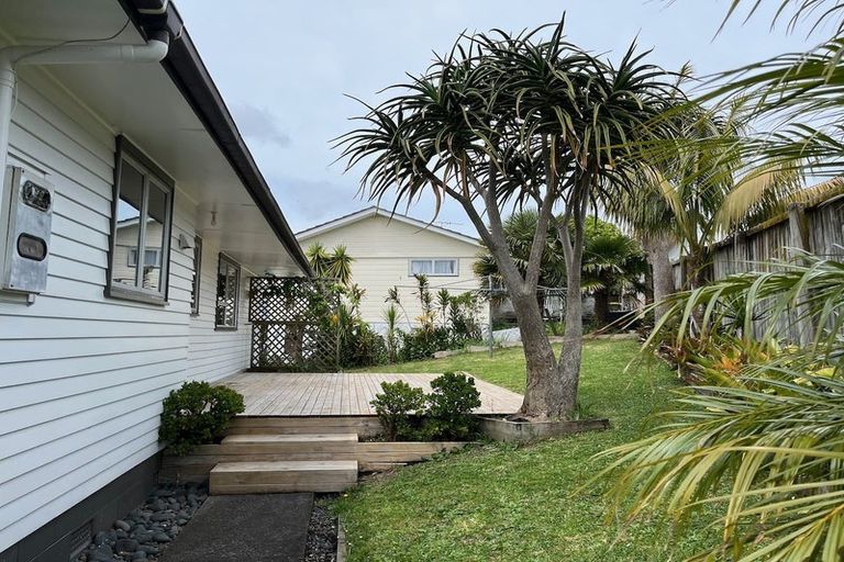 Photo of property in 32 Roick Parade, Glen Eden, Auckland, 0602