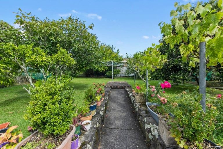 Photo of property in 22 Godley Road, Green Bay, Auckland, 0604
