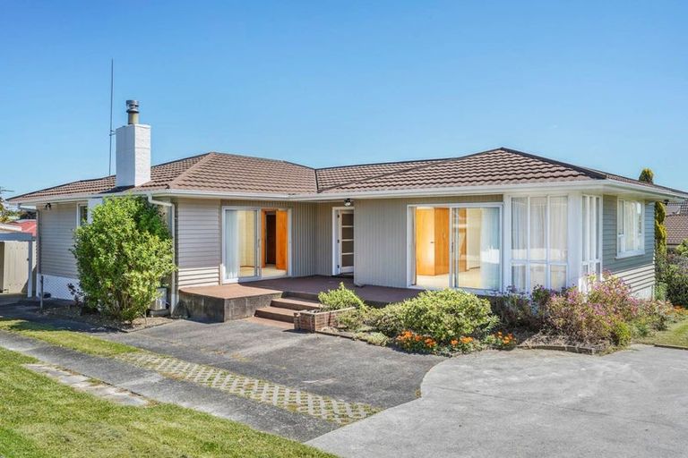 Photo of property in 235 Edmonton Road, Te Atatu South, Auckland, 0610