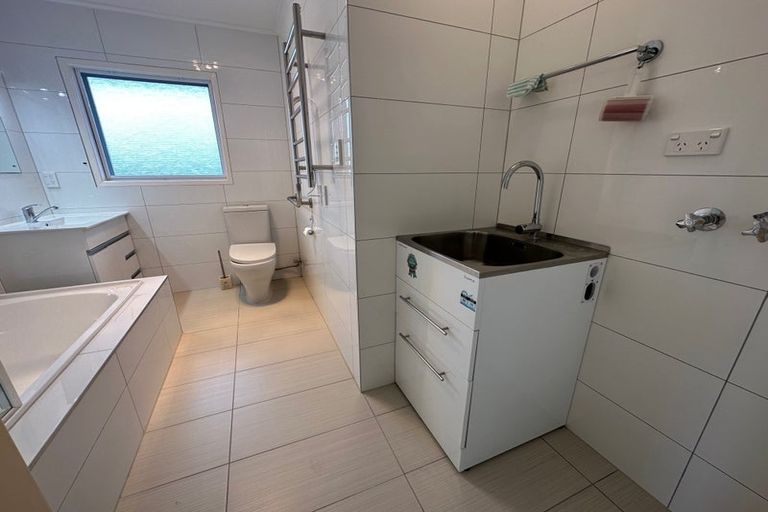 Photo of property in 37 Knightsbridge Drive, Forrest Hill, Auckland, 0620