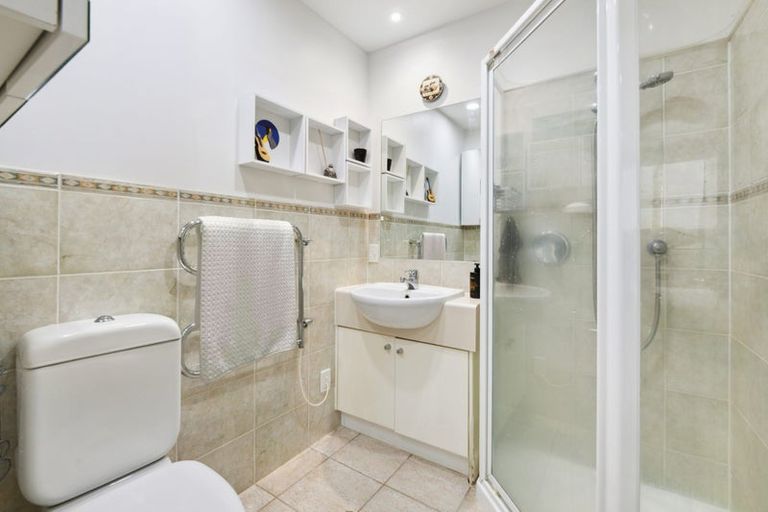 Photo of property in 1e/175 Hurstmere Road, Takapuna, Auckland, 0622