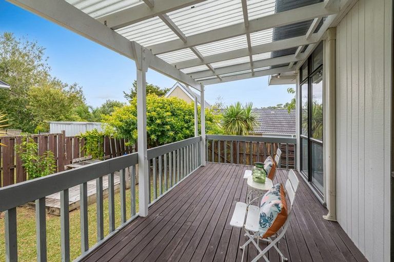 Photo of property in 2/15 Tetrarch Place, Totara Vale, Auckland, 0629