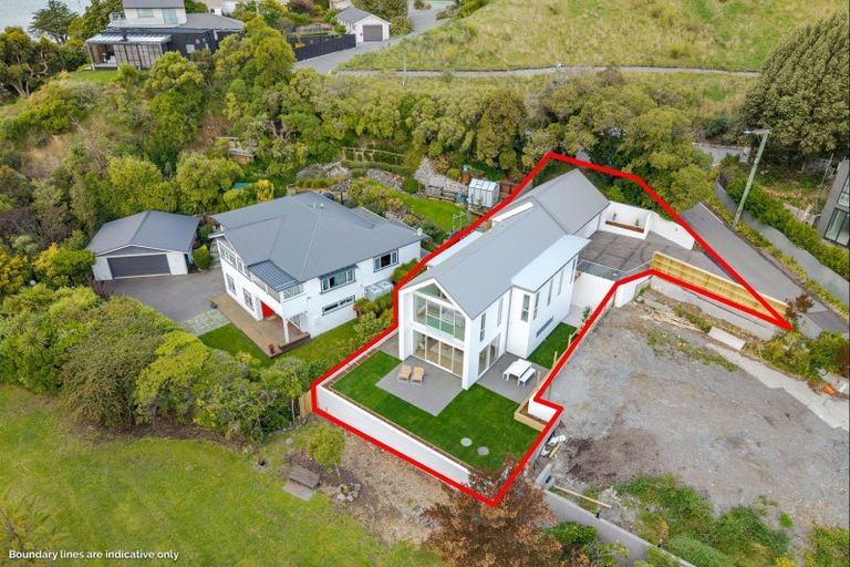 Photo of property in 2/1 The Brae, Mount Pleasant, Christchurch, 8081