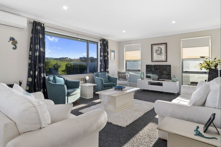 Photo of property in 12 Vantage Place, Omokoroa, 3114