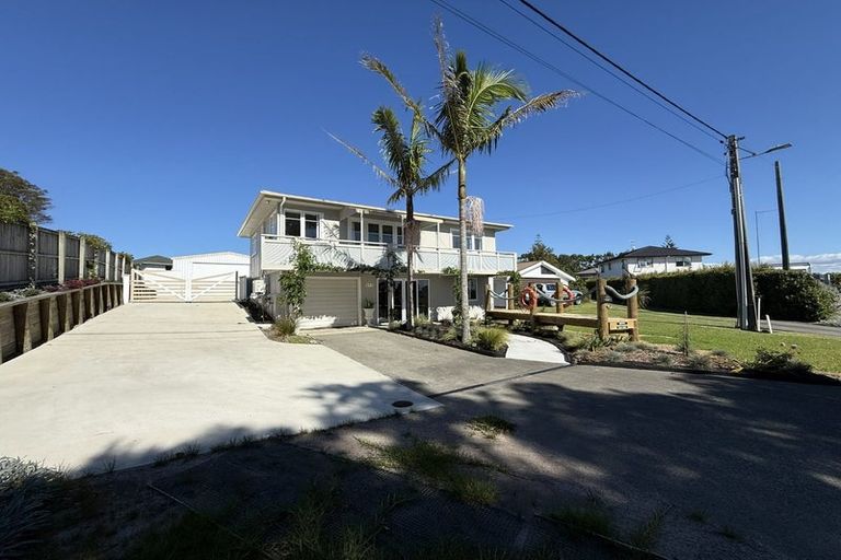 Photo of property in 15 Karoro Road, One Tree Point, 0118