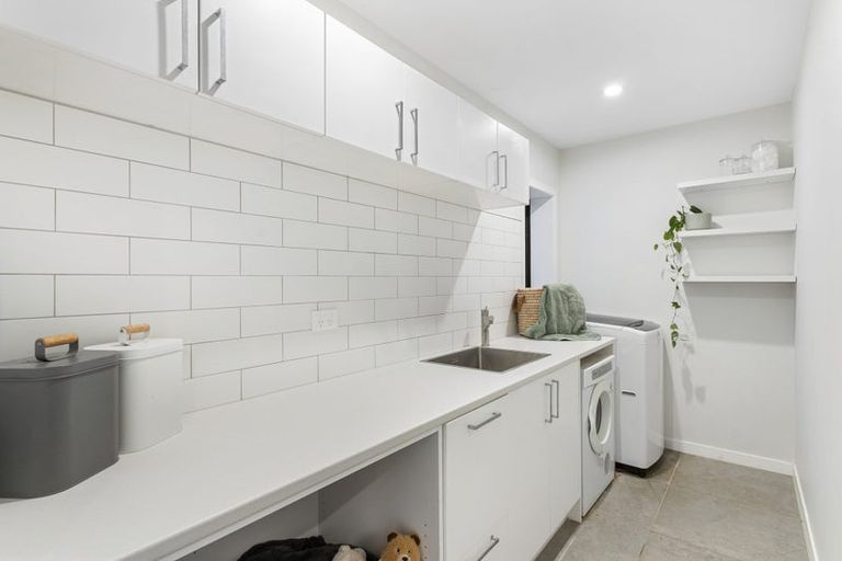 Photo of property in 12 Hyde Road, Rothesay Bay, Auckland, 0630