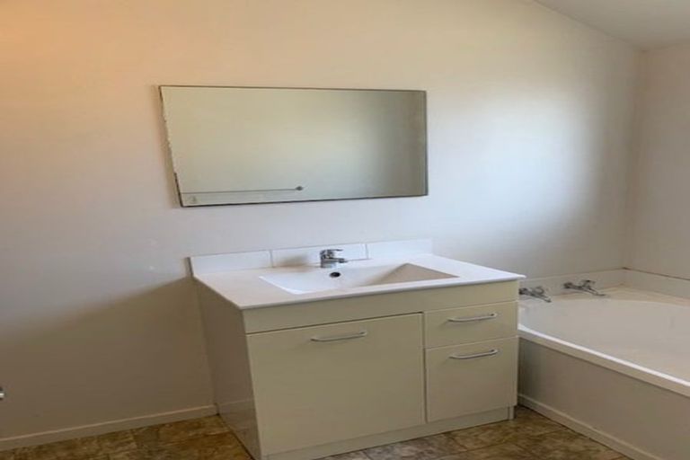 Photo of property in 10 Gibbs Road, Manurewa, Auckland, 2102