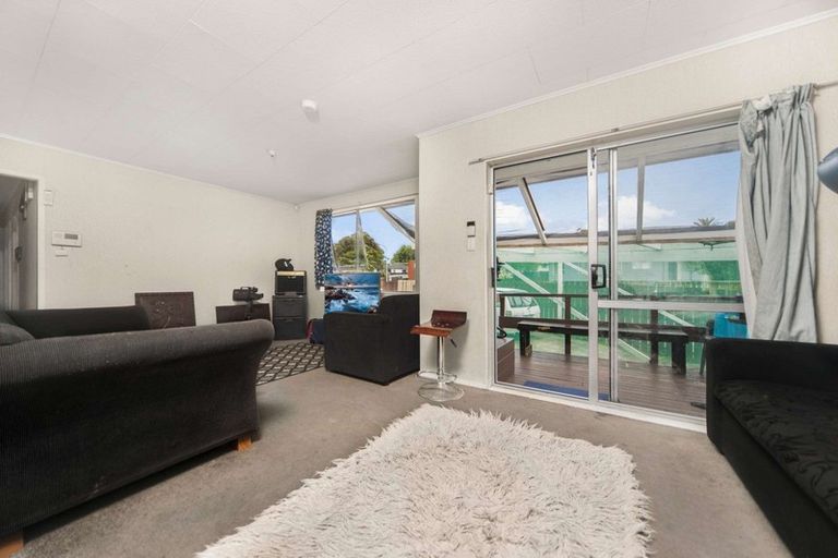 Photo of property in 21 Ngatira Place, Clendon Park, Auckland, 2103