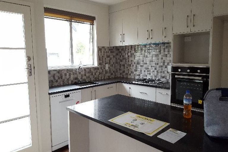 Photo of property in 21 Normanton Street, Glenfield, Auckland, 0629