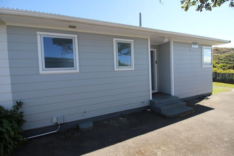 Photo of property in 14b Bayswater Place, Newlands, Wellington, 6037