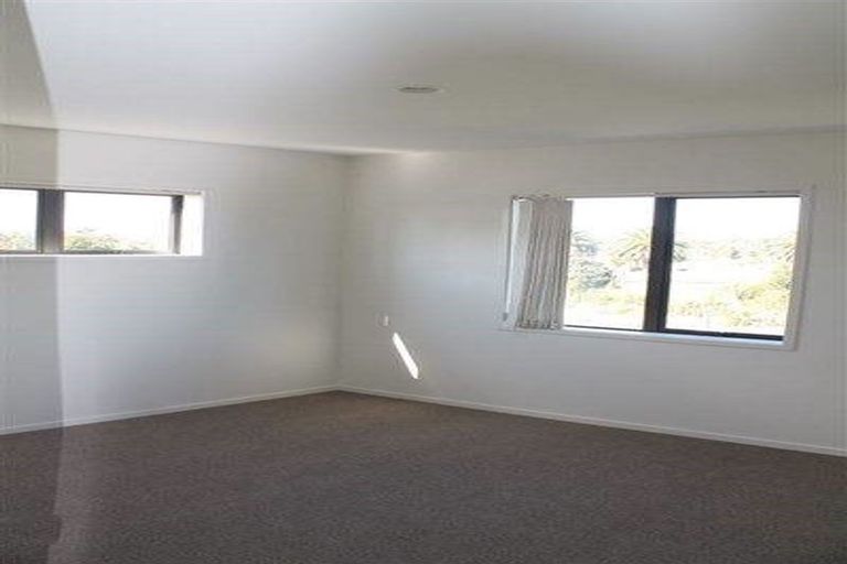 Photo of property in 4/36 West Coast Road, Glen Eden, Auckland, 0602