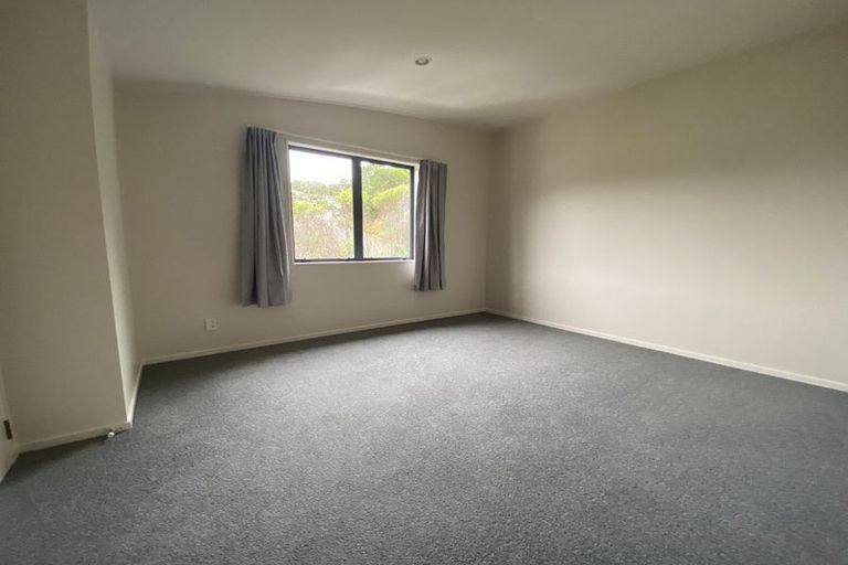 Photo of property in 2 Stella Grove, Newlands, Wellington, 6037