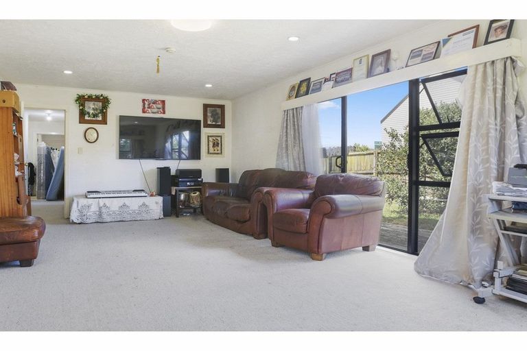 Photo of property in 17 Solveig Place, Randwick Park, Auckland, 2105