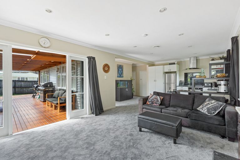 Photo of property in 102 Taikata Road, Te Atatu Peninsula, Auckland, 0610