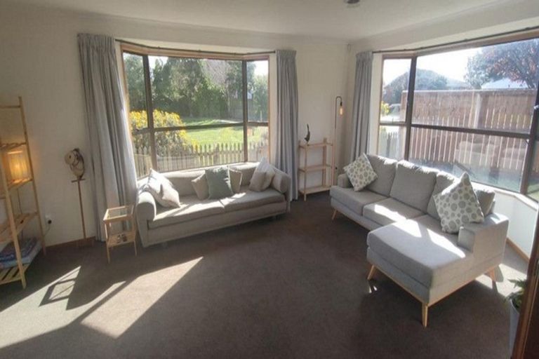 Photo of property in 8 Warner Place, Heathcote Valley, Christchurch, 8022