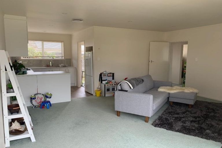 Photo of property in 2/5 Sylvan Crescent, Te Atatu South, Auckland, 0610