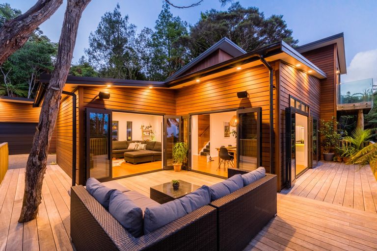 Photo of property in 410a Scenic Drive, Waiatarua, Auckland, 0612