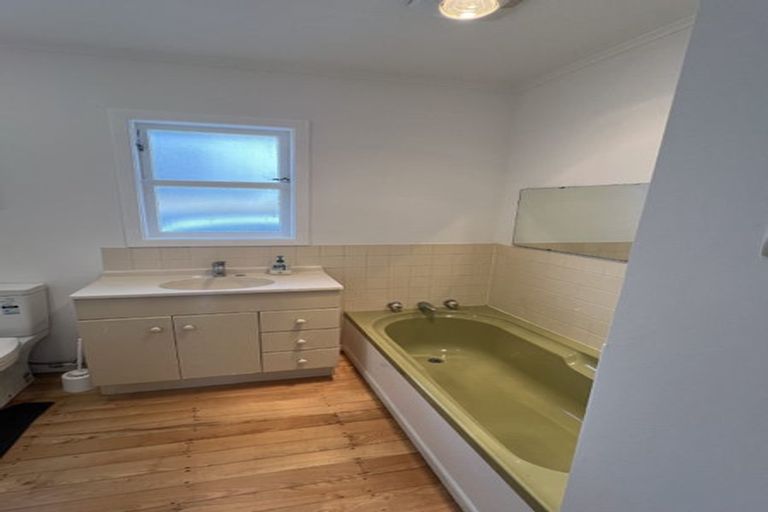 Photo of property in 32 Essex Street, Te Atatu South, Auckland, 0610