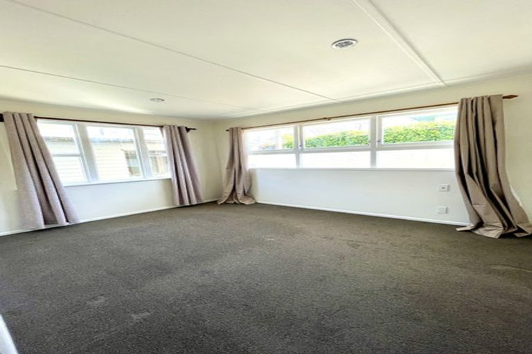 Photo of property in 4 Balmain Street, Newlands, Wellington, 6037