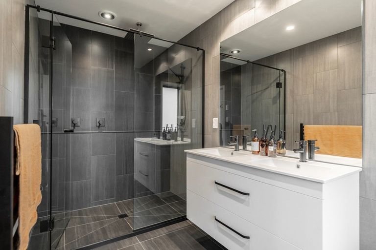 Photo of property in 33 Hogan Road, Cambridge, 3493