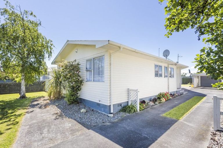 Photo of property in 17 Abraham Crescent, Milson, Palmerston North, 4414