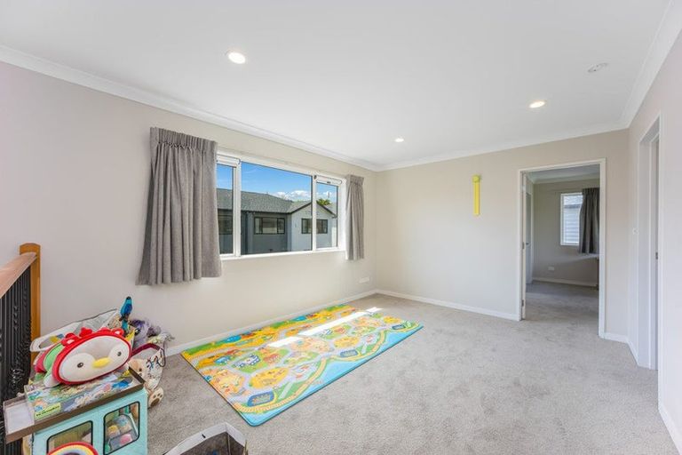 Photo of property in 1b Harrowglen Drive, Northcross, Auckland, 0632