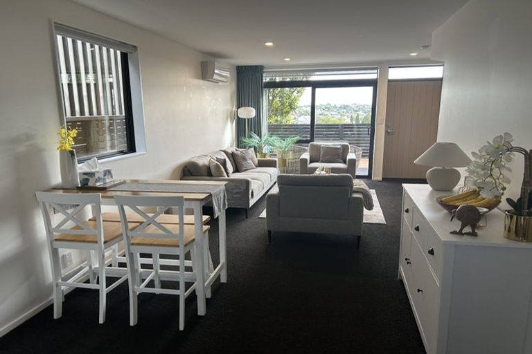 Photo of property in 5/15 Chivalry Road, Glenfield, Auckland, 0629