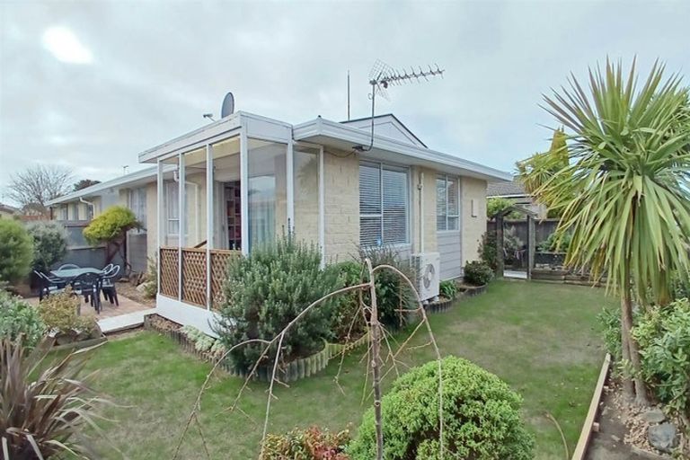 Photo of property in 8a Tamarisk Place, Parklands, Christchurch, 8083